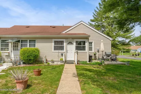 77 A Parkway Dr, Freehold, NJ 07728