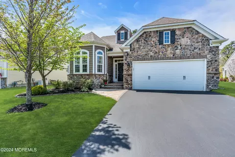 4 W Campania Ln, Farmingdale, NJ 07727