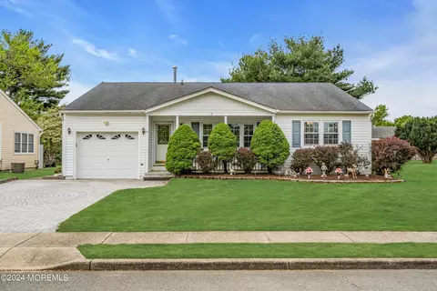 15 Brakenbury Dr, Toms River, NJ 08757