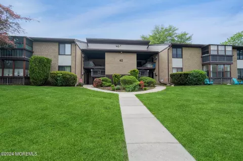 40 Meadow Green Cir #B, Manalapan, NJ 07726
