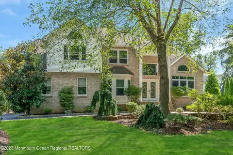 2 Roxbury Ln, Manalapan, NJ 07726