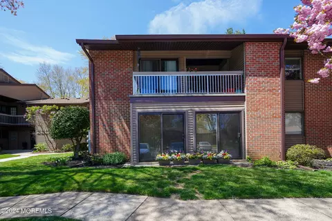 10 Hancock Ct, Red Bank, NJ 07701
