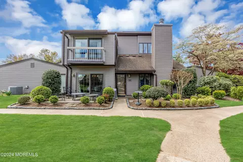 14 Eastport Ct, Red Bank, NJ 07701
