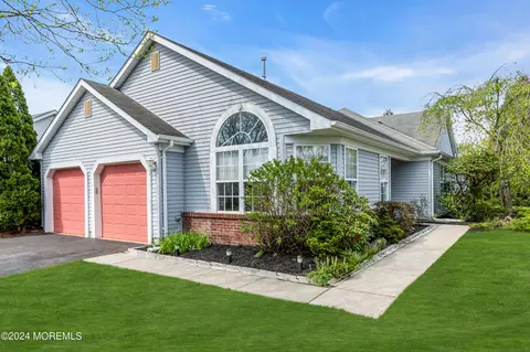 12 Pine Valley Ct, Lakewood, NJ 08701