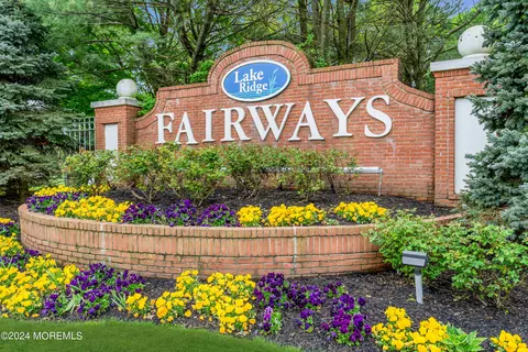 56 Skyline Dr, Lakewood, NJ 08701