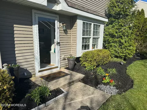 7 Hearthstone Ln, Evesham, NJ 08053