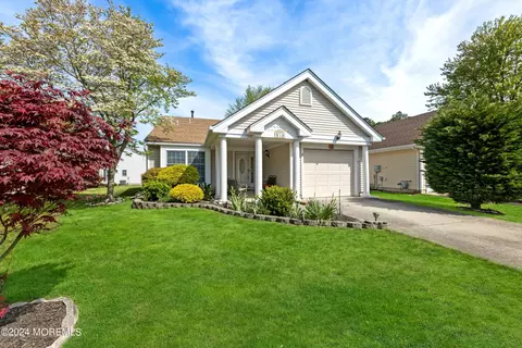 634 Bedford Ln, Manchester, NJ 08759