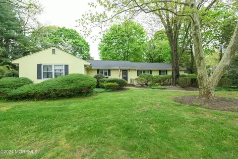 65 Knollwood Dr, Tinton Falls, NJ 07724