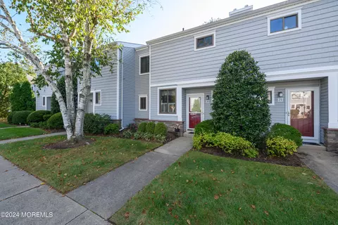20 Dawn Ct, Tinton Falls, NJ 07724