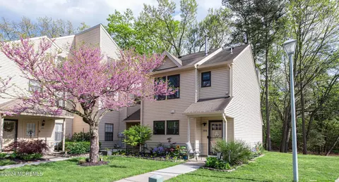 205 Daffodil Dr, Jackson, NJ 08527