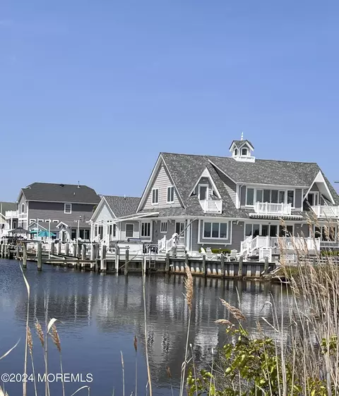 64 Amherst Dr, Bayville, NJ 08721