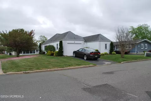27 Dekker Ct, Brick, NJ 08724