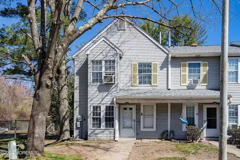 9 Louisburg Sq Sq, Lakewood, NJ 08701