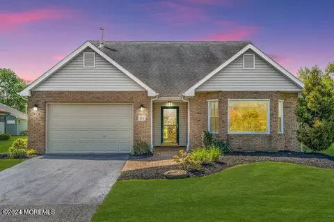 21 Peasley Dr, Marlboro, NJ 07746