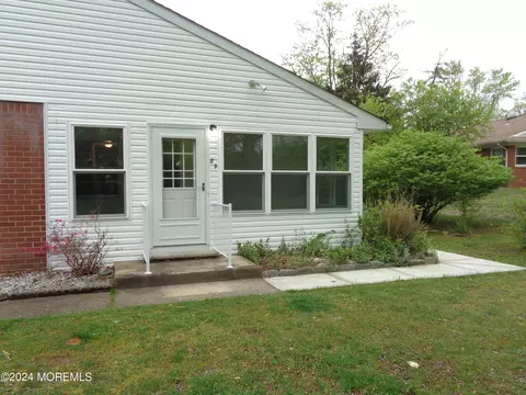 8 D Verbina Ct, Whiting, NJ 08759