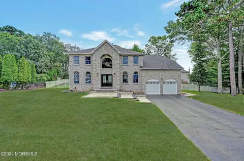 21 Candeub Ct, Manalapan, NJ 07726
