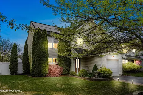 37 Marlin Ct, Bayville, NJ 08721