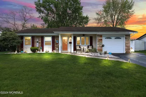 8 Hunterdon Ave, Monroe, NJ 08831