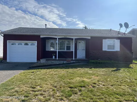 16 Whitmore Dr, Toms River, NJ 08757