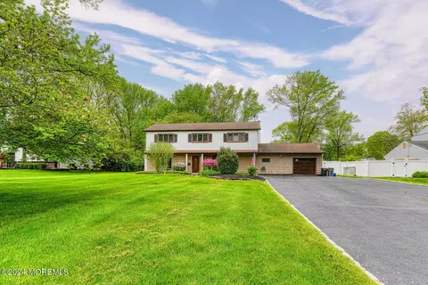 7 Winthrop Dr, Manalapan, NJ 07726