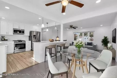 543 Fountain Dr, Toms River, NJ 08753