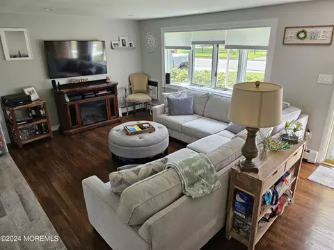 Living - 42 Middlesex Rd, Matawan, NJ 07747 photo 2 of 3