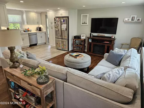 Living - 42 Middlesex Rd, Matawan, NJ 07747 photo 1 of 3