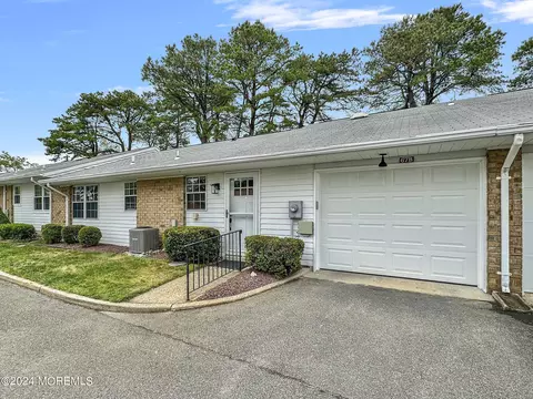 67 Cambridge Cir # B, Manchester, NJ 08759