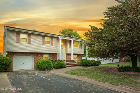 117 Twin Rivers Dr, Toms River, NJ 08753