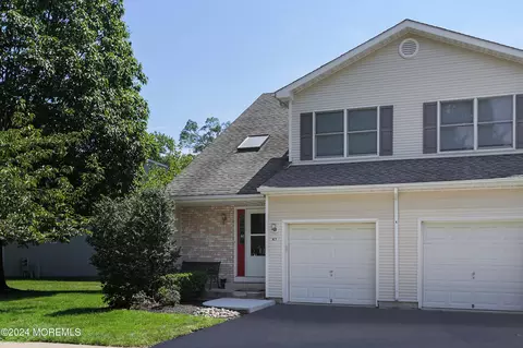 41 Maria Ct, Holmdel, NJ 07733