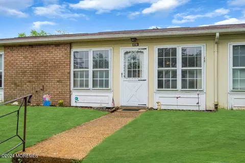17 Cambridge Cir # B, Manchester, NJ 08759