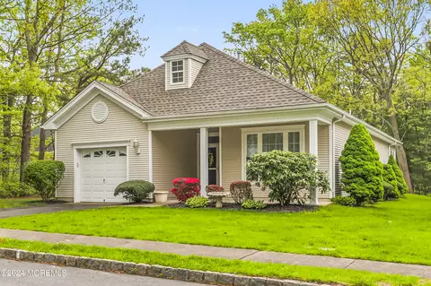 5 Autumn Rise Ln, Lakewood, NJ 08701