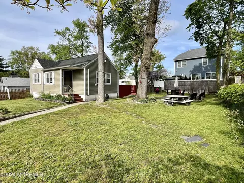 116 Woodland Dr, Cliffwood Beach, NJ 07735