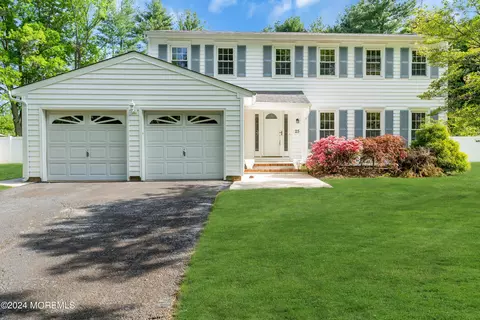 25 Shady Ln, Freehold, NJ 07728