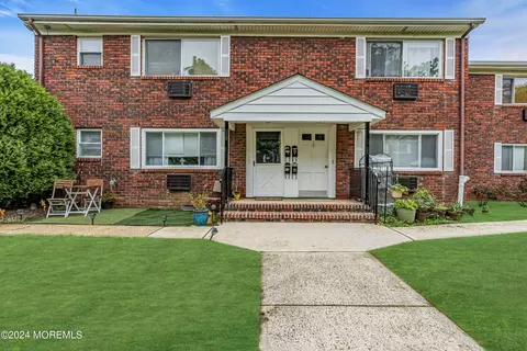 17 Juniper Ln # B, Eatontown, NJ 07724