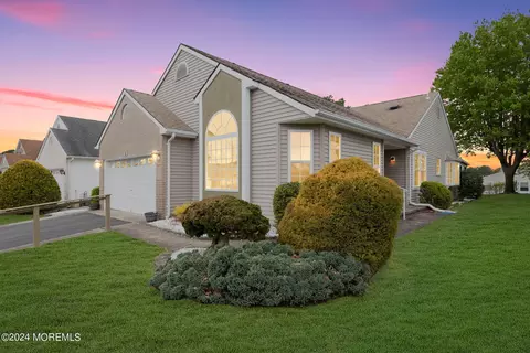 10 Newbury Ct, Toms River, NJ 08757