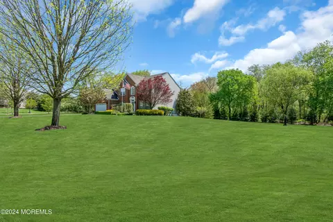 7 Katie Ct, Freehold, NJ 07728