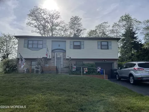 820 Holiday Ct, Toms River, NJ 08753