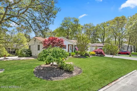 29 Cedarcrest Dr, Bayville, NJ 08721