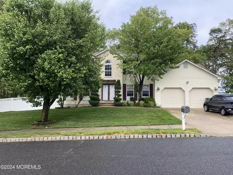 34 Winchester Dr, Howell, NJ 07731
