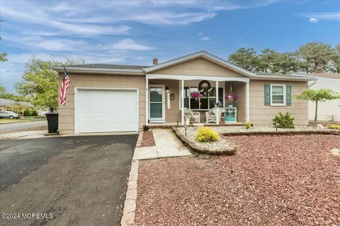 135 Castleton Dr, Toms River, NJ 08757
