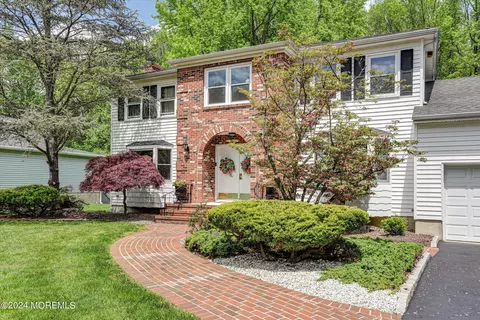 4 Royal Ct, Manalapan, NJ 07726