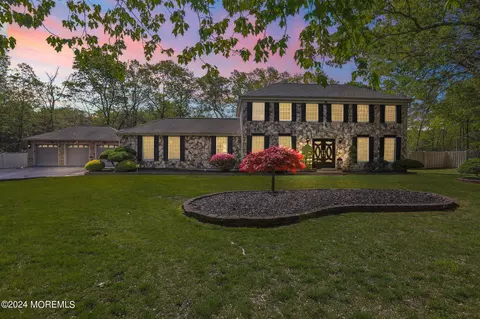 8 Brentwood Dr, Jackson, NJ 08527