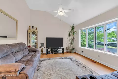 5 Roberta Dr, Middletown, NJ 07748 photo 3