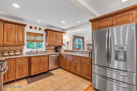 5 Roberta Dr, Middletown, NJ 07748 photo 4