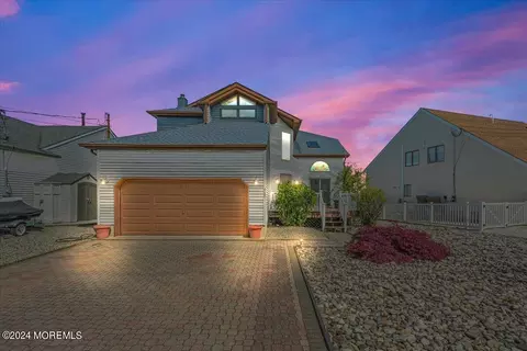 945 Mallard Dr, Lanoka Harbor, NJ 08734