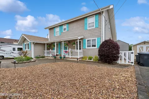 5 Fontainebleau Dr, Brick, NJ 08723