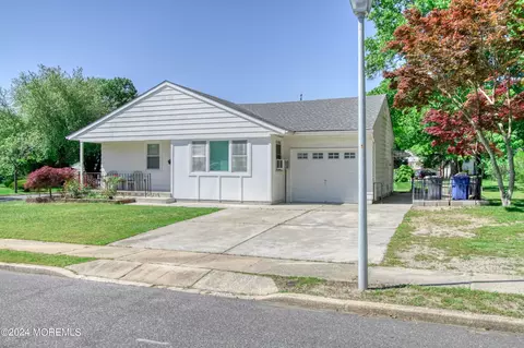 64 Larkspur Ct, Toms River, NJ 08755