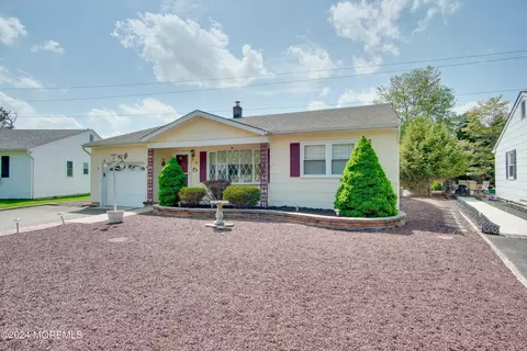 16 Upton Ct, Toms River, NJ 08757