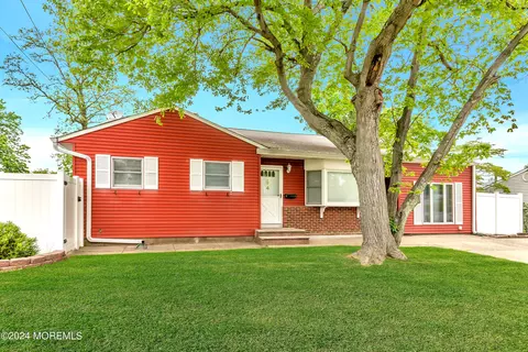 4 Fairview Ln, Hazlet, NJ 07730
